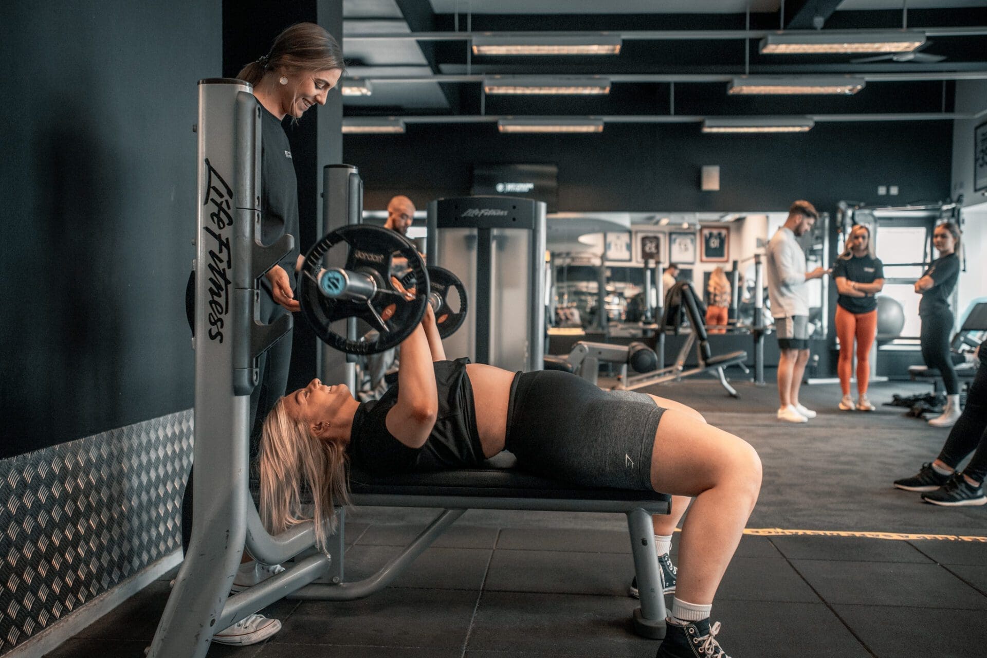 personal trainer course student doing a bench press